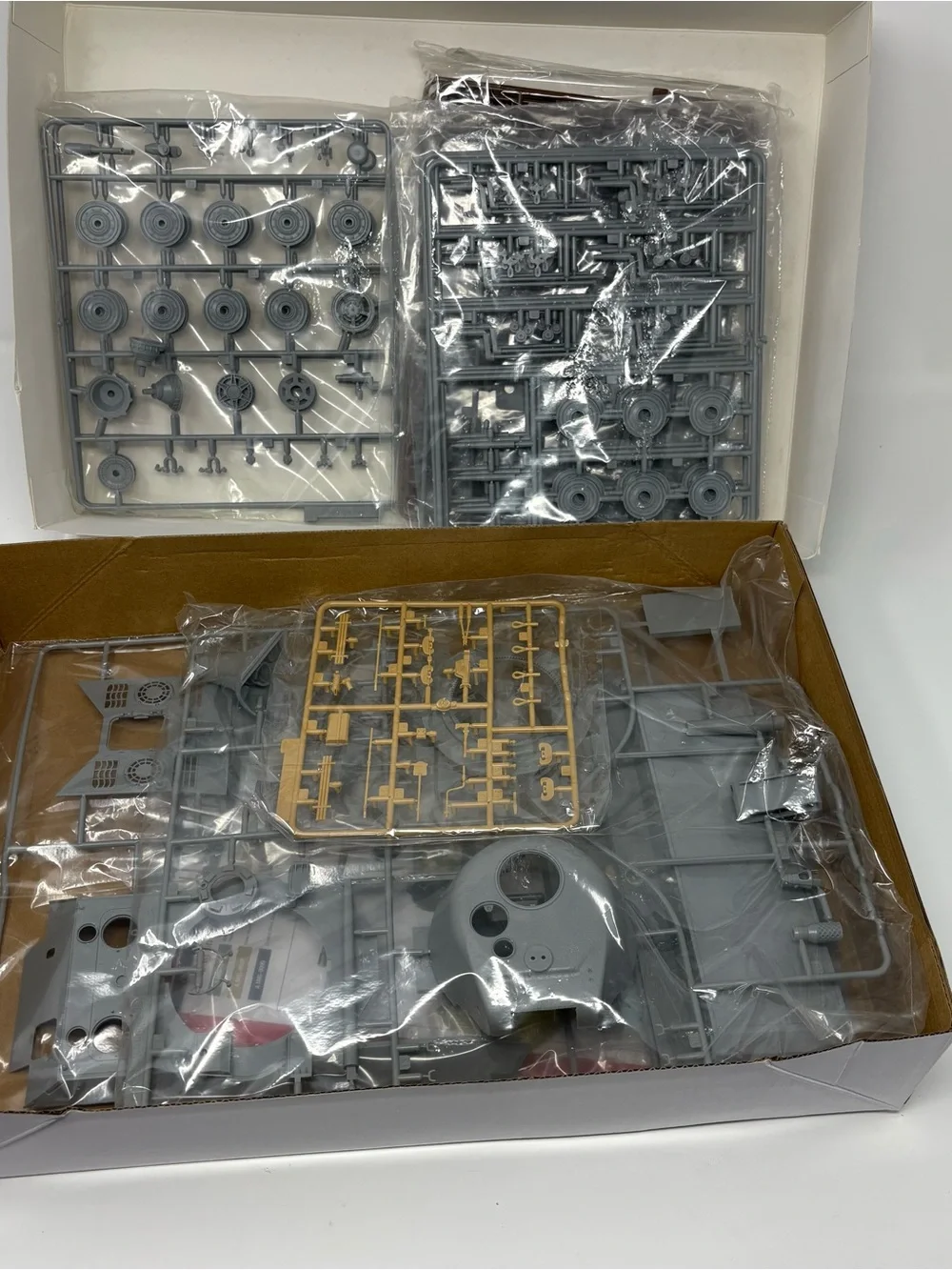 Amusing Hobby Löwe Panzerkampfwagen VII Tank Model Kit WWII